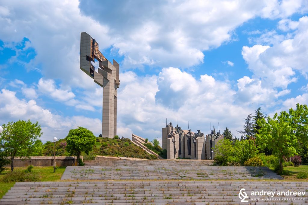 стара загора паметник с коли под наем